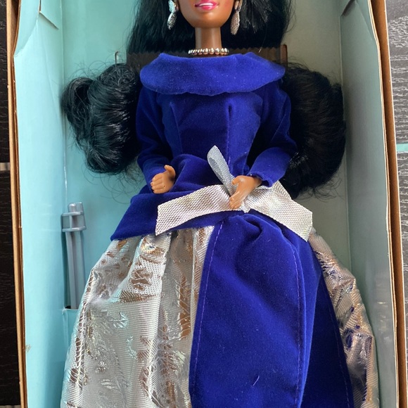 - NRFB Vintage 1995 AVON ~ Winter Velvet Barbie Doll ❄️ - Picture 3 of 14